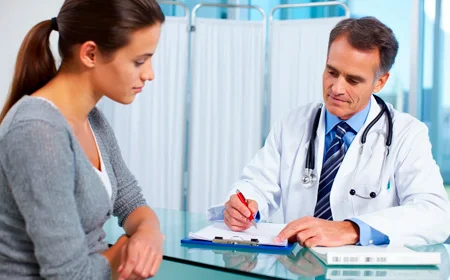 Врач говорит с пациентом